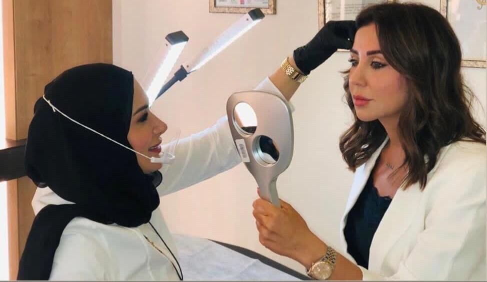 خبيرة التاتو اللبنانية هدى داغر تستقبل الإعلامية رابعة الزيات في مركزها