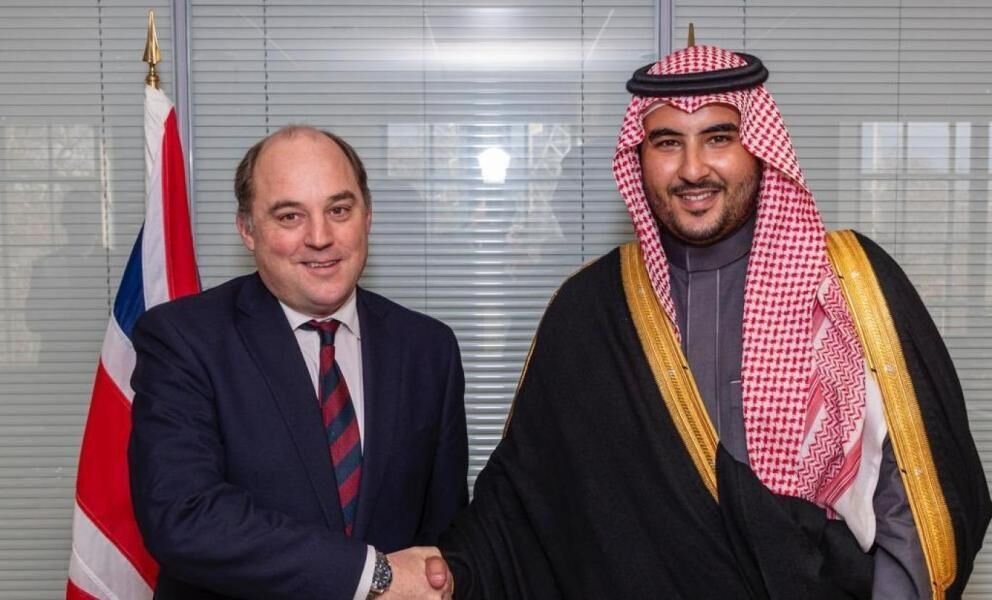 وزير الدفاع السعودي يبحث التعاون العسكري مع بريطانيا