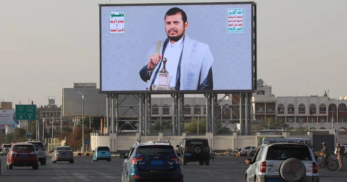 الحوثيون يتعهّدون بعدم استهداف السفن الأوروبية وسط توسّع سيطرتهم قرب باب المندب