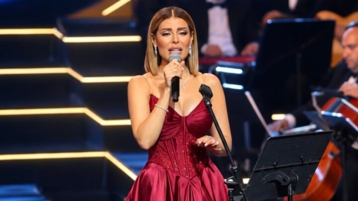 أمل الغربي تكرّم هاني شاكر بأداء ‘علي الضحكاية علي’ في الأوبرا