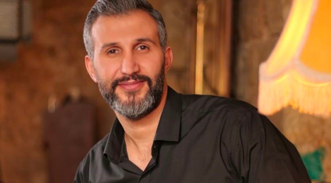بعد نجاح أغنية ماجد المهندس وأغنية اليوم الوطني «يا إماراتي أيمن قميحة يغرد خارج المنافسة في «تعا خبيك» لرحمة رياض