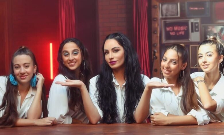 تفوح اشراقا وغناء وشياكة في كليبها زعلانة.. اريج في كليبها الأول
