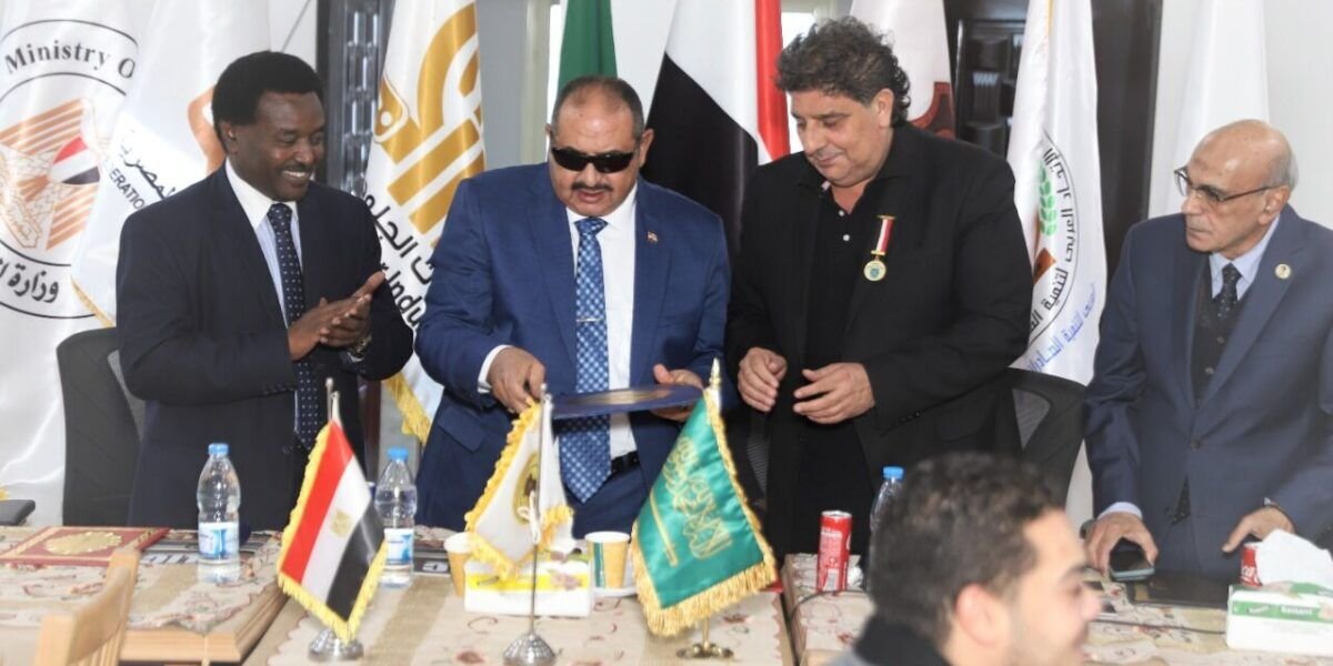د.بسام فرشوخ رئيس الاتحاد العربي لتمنية الصادرات والصناعات الجلدية بالملتقى الاقتصادي بجامعة الدول يقوم بإنجاز صناعي إقتصادي في القاهرة