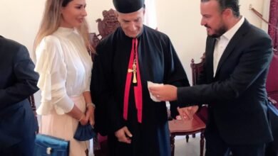 كاتيا كعدي وعريسها يباركان زواجهما بزيارة الى غبطة البطريرك