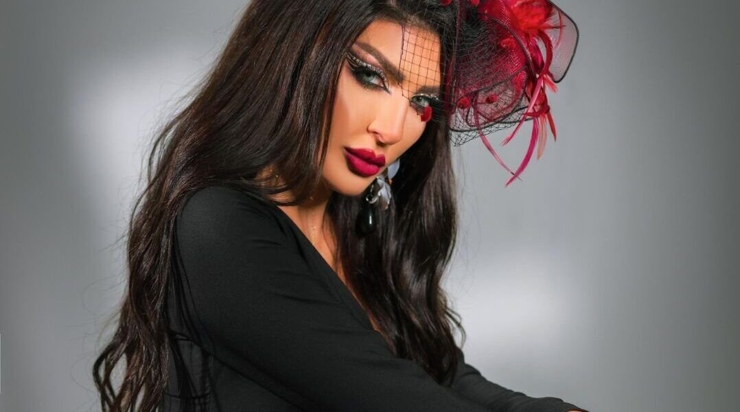 من هي ميرا؟ الفنانة متعددة المواهب التي تخطف الأضواء